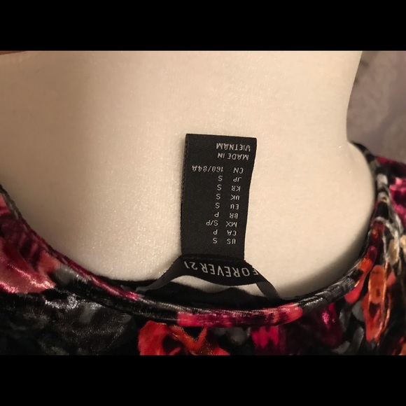 Velvet Crop Top 🖤 - Picture 7 of 7